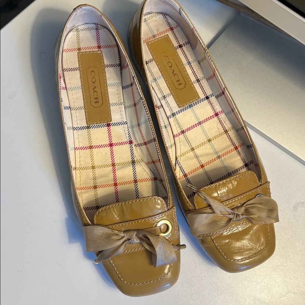 Coach, size 6.5, Patent Leather Bow Flats (minor wear) - Picture 3 of 10